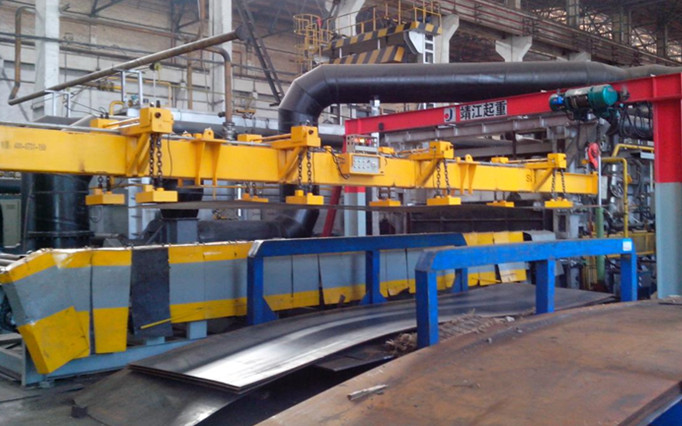 鋼板熱處理裝卸選磁力吊具還是鋼板鉗？