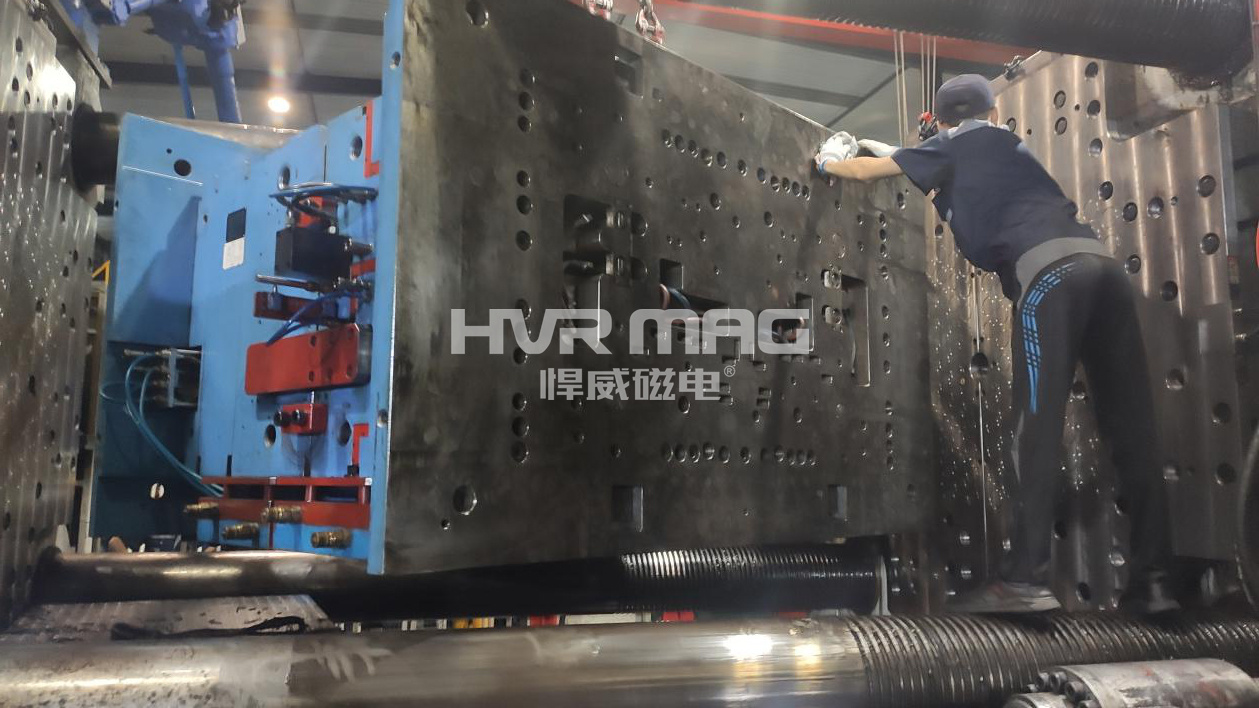 這是2300噸注塑機 磁力快速換?，F(xiàn)場，場面震撼