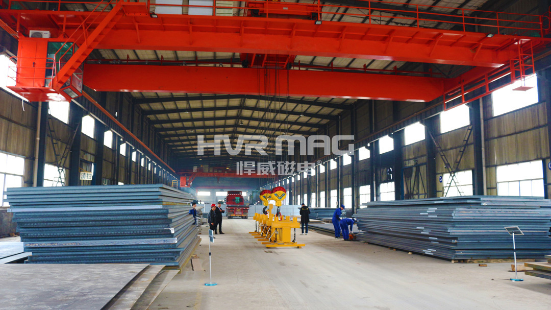 中厚鋼板如何吊裝？用電永磁吊具輕松搬運(yùn)100mm厚20噸重的鋼板