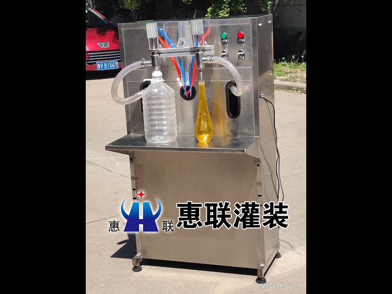 小型半自動(dòng)食用油灌裝機(jī) 小型半自動(dòng)食用油灌裝機(jī)